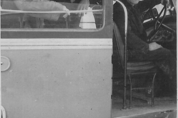 60_A sinistra due passeggeri ortonesi, alla guida Ernesto Civitarese ovvero uno dei 4 fratelli Civitarese